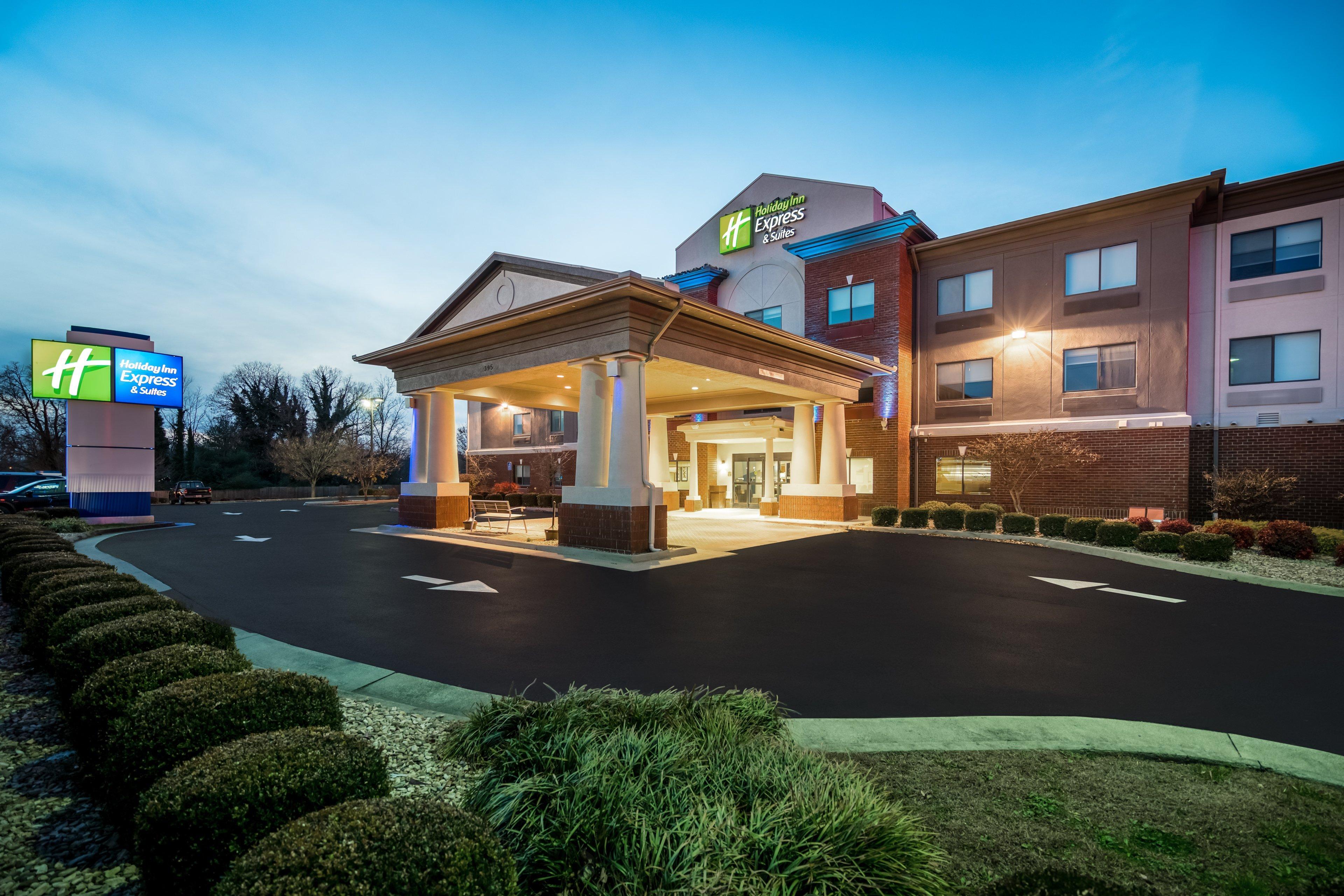 Holiday Inn Express & Suites Rocky Mount Smith Mountain Lake By Ihg Bagian luar foto