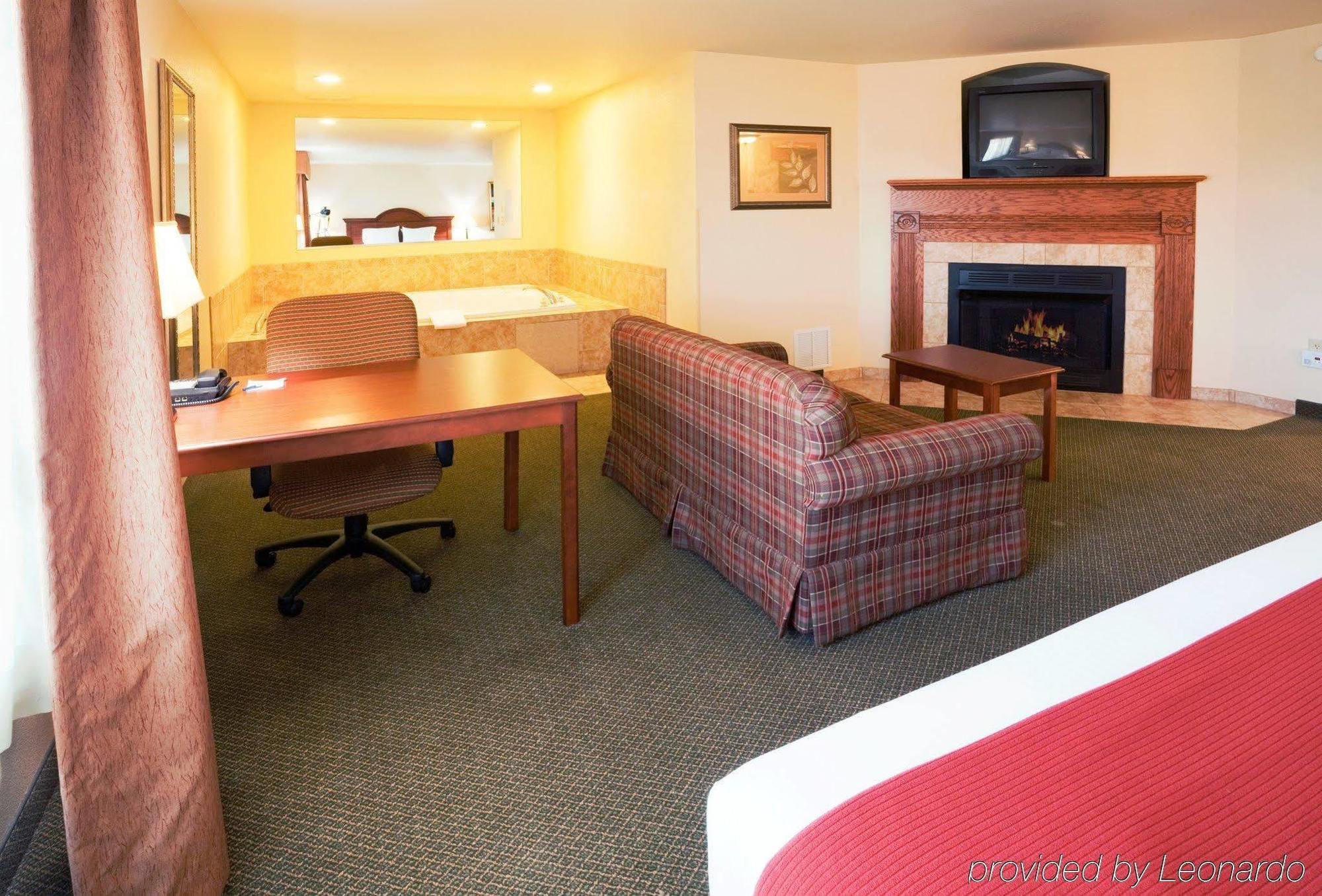 Holiday Inn Express & Suites Rocky Mount Smith Mountain Lake By Ihg Bagian luar foto