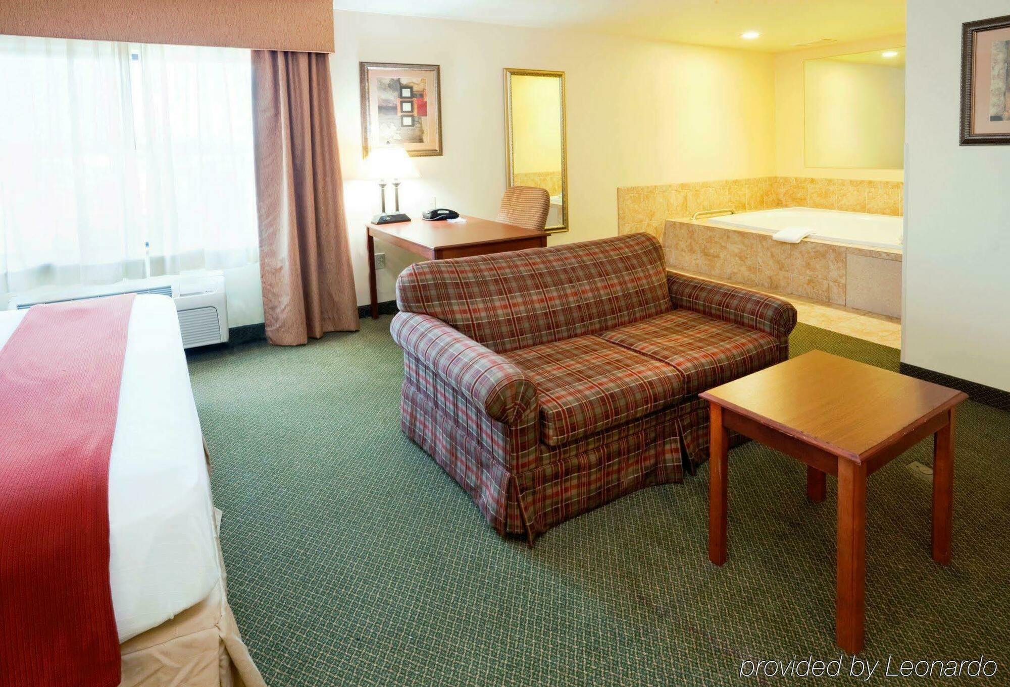 Holiday Inn Express & Suites Rocky Mount Smith Mountain Lake By Ihg Bagian luar foto
